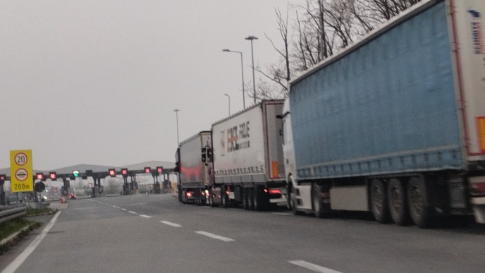 Kamioni čekaju sedam sati